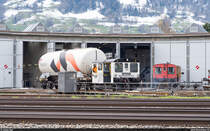 STAG Tm 230 751 rangiert am 9. April 2021 einen Holcim-Zementkesselwagen auf die Drehscheibe.