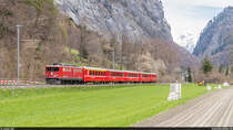 RhB Ge 6/6 II 702 mit einem reinen EW-I-Zug als RE St. Moritz - Landquart am 9. April 2021 bei Malans.