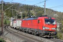 193 303 ist aus dem Süden kommend bei Villnachern AG (CH) in Richtung Basel unterwegs. Aufgenommen in der Abendsonne des 30.03.2021. Gruss zurück an den aufgestellten Lokführer, wünsche allzeit gute Fahrt!