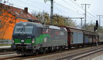 TXL mit der ELL Vectron  193 203  [NVR-Nummer: 91 80 6193 203-7 D-ELOC] mit der Folie  HIDDEN CHAMPION  und einem Ganzzug Schiebewandwagen am 15.04.21 Durchfahrt Bf. Golm (Potsdam) Richtung Norden.