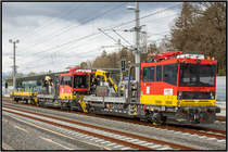 Stätig schreitet der Fahrleitungsbau auf der Koralmbahn voran . 
X552.453 und 451 warten im Bahnhof Wettmanstätten auf weitere Dienste . 
14.04.2021
