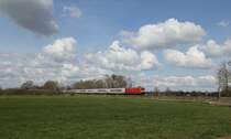 Unter einer herrlichen Wolkenformation ist hier die DB 101058 mit dem Intercity von Amsterdam nach Berlin am 15.4.2021 um 13.22 Uhr zwischen Wissingen und Westerhausen unterwegs.