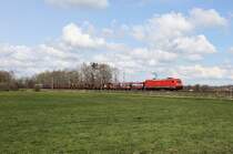 DB 185357-0 ist hier kurz vor Westerhausen am 15.4.2021 um 12.11 Uhr mit einem leeren Autotransportzug in Richtung Löhne unterwegs.