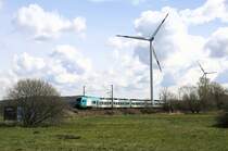 Mit Blick auf die beiden Windräder bei Westerhausen ist hier am 15.4.2021 nur ein kurzer Gleisbereich frei, um den um 12.22 Uhr in Richtung Osnabrück fahrenden ET der Eurobahn im Bild fest zu halten.