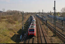 Kesselzug mit 152 007-1 (Siemens ES64F) und einer unbekannten kalten Schwesterlok unterwegs am Energiepark Dieselstraße in Halle (Saale) Richtung Bft Halle Gbf Süd.
Aufgenommen von der Dieselbrücke.

🧰 DB Cargo
🚩 Bahnstrecke Halle–Bebra (KBS 580)
🕓 31.3.2021 | 16:56 Uhr