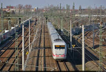 Wegen belegter Gleise hatte Tz 120  Lüneburg  für mehrere Minuten zunächst keine Einfahrt in Halle(Saale)Hbf bekommen und sammelte so Verspätung an. Hier ein Nachschuss von der Dieselbrücke auf 401 520-2 am Energiepark Dieselstraße.

🧰 DB Fernverkehr
🚝 ICE 706 (Linie 18) München Hbf–Hamburg-Altona
🚩 Bahnstrecke Halle–Bebra (KBS 580)
🕓 31.3.2021 | 17:03 Uhr