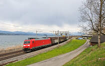 Unabhängig davon ob man eine Dose Red Bull in Chile, den USA, Südkorea oder Madagaskar kauft, alle waren einmal in einem solchen Güterzug unterwegs.

Der weltweit meistverkaufte Energydrink  Red Bull  wird bis ins Jahr 2021 ausschliesslich an zwei Standorten in Österreich (Ludesch, Vbg) und der Schweiz (Widnau, SG) produziert und abgefüllt. Die Dosen werden mit dem Zug über die Schweiz nach Deutschland und Italien befördert, von wo sie dann ihre Reise in über 160 Länder weltweit fortsetzen. 

Jährlich werden dadurch auf den Schweizer Schienen ca. 6 Milliarden Dosen Red Bull auf über 2 Millionen Paletten in rund 60'000 Güterwagen transportiert. Die Züge bestehen normalerweise aus 39 Wagen vom Typ Hbbillns und werden von DB Cargo (Züge nach D) und SBB Cargo (Züge nach IT) befördert. 

Einen dieser Güterzüge sehen wir hier am 15. April 2021 zwischen Richterswil und Wädenswil auf seinem Weg in Richtung Bremerhaven.