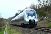 Fünfteiliger 9442 810 / 9442 310 als RB 25 auf dem Weg von Saalfeld/Saale nach Halle/Saale Hbf. Hier zu sehen am Bahnübergang Großpürschütz bei Kahla.