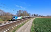 383 112 mit einem Kesselzug am 30.03.2021 bei Langenisarhofen.