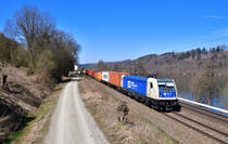 187 326 mit einem Containerzug am 31.03.2021 bei Seestetten.