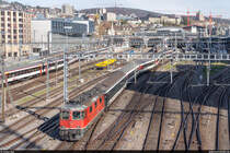 SBB Re 4/4 II 11152 mit IC3 931 Zürich HB - Chur am 9. April 2021 bei der Ausfahrt aus Zürich HB.<br>
Der am 26. März 2021 eröffnete Negrellisteg ermöglicht solche neuen Blicke auf das Vorfeld des Zürcher Hauptbahnhofs.