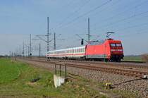 Mit einem Bonsai-IC war 101 115 am 11.04.21 unterwegs. Als Ersatzzug IC 2905 für den ausgefallenen IC 2175 rollt er hier durch Radis Richtung Bitterfeld.