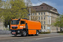 MAN Schienenreinugungs Zweiweg Fahrzeug mit der Nummer 2827 fährt Richtung Bahnhof SBB. Der Pantograf dient zum ansteuern von Signalen und Weichen. Die Aufnahme stammt vom 15.04.2021.