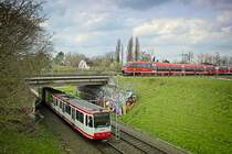 Zugkreuzung bei Dortmund-Kirchderne - Die RB 51 �berquert die U42 (09.04.2021, Montage) 