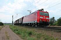 Am späten Mittag des 03.06.2020 fuhr die 185 135-1 bei leichtem Regen mit dem EZ 45010 (Chiasso Smistamento - Mannheim Rbf) nördlich von Waghäusel über die KBS 700 in Richtung Zielbahnhof.