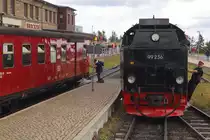 Rangiermanöver am 22.08.2020 im Brockenbahnhof (Bild 2): Während links die Zugführerin von P 8922 gleich mit ihrem Korb (gefüllt mit leckeren kleinen Muntermachern für die Fahrgäste!) den Packwagen  entert , zieht unser Sonderzug langsam aus Gleis 2, gefolgt von 99 236 auf Umsetzfahrt. Der Fahrdienstleiter des Brockenbahnhofes nutzt die Gelegenheit zur Mitfahrt, da er an der Bahnhofseinfahrt gleich die Handweichen stellen muß. (Aufnahme von der letzten Plattform des Sonderzuges9