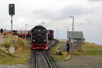 Rangiermanöver am 22.08.2020 im Brockenbahnhof (Bild 4): Unser Sonderzug hat nun den Bahnhof verlassen und ist zum Stillstand gekommen. 99 236 hat nachgezogen und wird nach dem Umlegen der Weiche an P 8922 heranfahren, um den Zug nach Drei Annen Hohne zu bringen. Nach dem Zurückstellen der Weiche, wird unser Zug wieder auf Gleis 2 in den Bahnhof gedrückt und folgt hierauf P 8922 im Blockabstand. Unserem Zug folgt dann wiederum der rechts, auf Gleis 3, stehende P 8929 mit Fahrziel Nordhausen. Ganz schön viel los, in dem kleinen Bahnhof! 😉
(Aufnahme von der letzten Plattform des Sonderzuges)