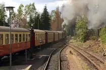Nachdem unser Sonderzug, am Nachmittag des 22.08.2020, auf der Rückfahrt vom Brocken nach Wernigerode, den Bahnhof Schierke erreicht hat, verläßt diesen nun P 8937 (Wernigerode - Brocken). (Bild 2) Um die direkt hinter dem Bahnhof beginnende starke Steigung zu meistern, wird mächtig Dampf gemacht und die gewaltigen Auspuffschläge der Dampflok hallen weithin hörbar durch den Harzwald! (Aufnahme von der letzten Plattform des Sonderzuges)