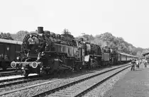 W�hrend der Sonderfahrten zum Jubil�um  150 Jahre Deutsche Eisenbahnen  kam es bisweilen auch zu mehr oder weniger absurden  Spielereien , wie hier zu einer Scheinanfahrt mit 86 457, 50 622 und 23 105 in Neukirchen im September 1985.