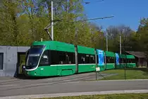 Be 6/8 Flexity 5037, auf der Linie 2, wartet in der Schlaufe beim Eglisee. Die Aufnahme stammt vom 16.04.2021.