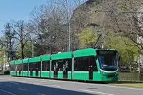 Be 6/8 Combino 326, auf der Linie 8, fährt zur Haltestelle am Aeschenplatz. Die Aufnahme stammt vom 16.04.2021.