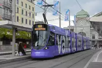 Be 6/10 Tango 151 mit der neuen Werbung für die Bank Valiant, auf der Linie 10, wartet an der Haltestelle Bahnhof SBB. Die Aufnahme stammt vom 29.04.2021.
