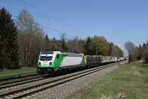 187 009 mit einem Holzzug aus München kommend am 21. April 2021 bei Brannenburg im Inntal.