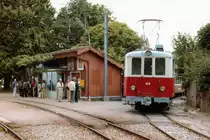 Chemins de fr électriques Vevesans (CEV).
Die CEV-Zweigstrecke St-Légier-Châtel-Saint-Denis mit einer Länge von 6,8 km wurde im Jahre 1904 eröffnet. Leider musste die CEV während den 60er Jahren gleich zwei Mal „Federn lassen“. Nach der Betriebseinstellung auf dem Streckenabschnitt Blonay-Chamby im Jahre 1966  folgte 1969 für die Strecke St-Lègier-Châtel-Saint-Denis die Umstellung auf Busbetrieb. Beim Bahnhof St-Légier wurde noch  viele Jahre nach der Betriebseinstellung ein kurzer Streckenabschnitt als Abstellgeleise genutzt.
Eine kleine Gruppe von Eisenbahnfreunden nutzte im September 1983 deshalb noch einmal die Gelegenheit zur Dokumentation eines von Châtel-Saint-Denis kommenden Zuges bei der Bahnhofseinfahrt St-Légier. Zum Einsatz gelangte der BDe 4/4 103 mit Baujahr 1903, der während der gesamten Betriebszeit auf dieser Strecke hin und her pendelte.
Das alte Bahnhofsgebäude St-Légier sowie der BDe 4/4 103 sind längst Geschichte.
Foto: Walter Ruetsch   
