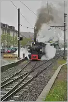 Die Blonay-Chamby G 2x 2/2 105 verlässt mit ihrem Dampfzug nach Chaulin den Bahnhof von Blonay und die Fahrt war heute Wetterbedingt ein ganz besonders Erlebnis: Dampf und Rauch später auch Nebel hüllen den Zug auf der Fahrt nach Chaulin ein, die aussen von Regentropfen bedeckten Fenster laufen an, so dass nur Bruchstückweise die vorbeiziehende Landschaft wahrgenommen wird, um so mehr verzaubert die angedeutete Ambiente die Fahrt in ein gediegenes schon fast mystisches Erlebnis. Von Schienenstoss zu Schienenstoss scheint man in eine längst vergangen Zeit einzutauchen und erlebt einen wahren Genussmoment der ganz besonderen Art. 

1. Mai 2021