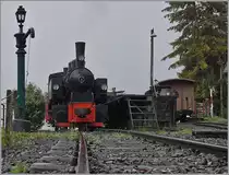 Bereits am Morgen wird die erst am Nachmittag im Einsatz stehende G 2x 2/2 105 in Chaulin vorbereitet. 

In diesem Jahr feiert die Lok ihr 100 Betriebsjubiläum; zwar wurde sie nach alten Plänen eilig noch im Jahre 1918, im August als HK95 an die Heeresfeldbahn ausgeliefert, doch war der Krieg schon aus und die Lok überflüssig. Erst im Juni 1921 wurde unter der Nummer 28 auf er Strecke Haspe - Voerde - Breckfeld eingesetzt, und kam 1928, nach Elektrifizierung der Strecke zur Zell - Todtnau Bahn mit der Nummer 105. 1967 musste Lok im Schwarzwald noch bei der Demontage ihrer Strecke mithelfen, kam aber dann via Eurovapor zur Blonay-Chamby Bahn, wo sie nun alljährlich seit über fünfzig Jahren die Besucher erfreut, und nicht darauf hindeute, zu welchem unrühmlichen Zweck sie gebaut worden war. (Quelle B-C)


1. Mai 2021