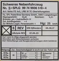 Gattungskennzeichen am VOLVO Zweiwegefahrzeug. 
S-SPLG 99 74 9936 518-8, ein Fahrzeug mit Stromabnehmer und Arbeitsbühne.
01.05.2021 09:58 Uhr. Coswig (Sachsen)