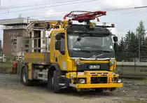 Nebenfahrzeug vom Typ Volvo, aufgenommen in Coswig (Sachsen), zu einer Fahrhrleitungsmontagefirma gehören. 01.05.2021  09:56 Uhr.