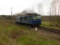 ET42-012 der PKP Cargo bei der Leerfahrt durch Rębiszów (Rabishau), Niederschlesien, Polen, 25.04.2021.