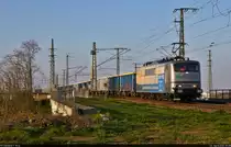 Der krönende Abschluss an der Leipziger Chaussee (B 6) in Halle (Saale) war 151 075-9  Martina , die mit unzähligen offenen Güterwagen der VTG AG Richtung Abzweig Halle Thüringer Bahn unterwegs war. Als Schublok lief noch 182 537-1 (Siemens ES64U2-037) mit.
Dieses besondere Exemplar trägt Werbung der Railpool GmbH mit dem Schriftzug  Zukunft mit Tradition - Jetzt kaufen . Die Leipziger DampfKulTour nutzte diese Gelegenheit und ist inzwischen ihr stolzer Eigentümer. Auch andere Unternehmen dürfen mit ihr als  pay by use -Mietlok fahren.

🧰 Leipziger DampfKulTour (LDK)
🕓 23.4.2021 | 19:08 Uhr