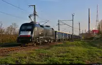 Nachschuss auf 182 537-1 (Siemens ES64U2-037), die einen langen Hochbordwagenzug an der Leipziger Chaussee (B 6) in Halle (Saale) Richtung Abzweig Halle Thüringer Bahn schiebt.
Gezogen wurde er von 151 075-9  Martina  der Leipziger DampfKulTour.

🧰 Mitsui Rail Capital Europe GmbH (MRCE)
🕓 23.4.2021 | 19:09 Uhr