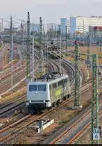 111 215-0 brachte die aufgebockte 261 001-2 (Voith Gravita 10 BB) der Northrail GmbH überraschend in die Zugbildungsanlage (ZBA) Halle (Saale). Nach der Ankunft rangierte sie an das andere Zugende und konnte noch im Nachschuss auf der Berliner Brücke festgehalten werden.

🧰 RailAdventure GmbH
🕓 24.4.2021 | 18:53 Uhr