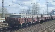 Tschechischer Drehgestell-Flachwagen mit Seitenborden der CD Cargo mit der Nr. 31 RIV 54 CZ-CDC 3938 781-4 Res beladen mit Beton-Fertigteilen für eine Bahnbaustelle am 13.04.21 Bf. Saarmund.