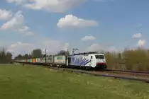 189 914 mit dem  AMBRGIO-Zug  aus München kommend am 21. April 2021 bei Brannenburg im Inntal.