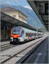 In der TILO Farbgebung gefallen mir die Flirt3 besonders gut: Der SBB TILO RABe 524 301 wartet in Bellinzona auf die Weiterfahrt nach Castione Arbedo. 

23. Juni 2021 