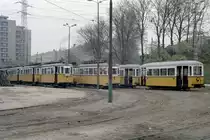 Budapest BKV: Impressionen vom Straßenbahnbetriebsbahnhof Ferencváros Kocsiszin im Oktober 1979: Abgestellte Straßenbahnfahrzeuge. - Scan eines Farbnegativs. Film: Kodak Kodacolor II. Kamera: Minolta SRT-101. 