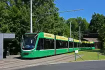 Be 6/8 Combino 328, auf der Linie 2, wartet in der Schlaufe beim Eglisee. Die Aufnahme stammt vom 14.06.2021.