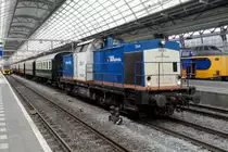 Volker Rail 203-1 schleppt ein Überbringungszug mit fünf VSM-Wagen durch Amsterdam Centraal am 9 Juli 2018.