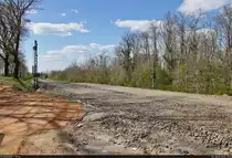 [Reupload]
VDE 8 Komplexmaßnahme Halle Rosengarten–Angersdorf
▶ Standort: Bahnhof Halle Südstadt

Die zwischen dem Abzweig Saalebrücke und dem Hp Halle-Silberhöhe eingleisige S-Bahn-Strecke ermöglicht hier mit einem zweiten Bahnhofsgleis planmäßige Zugbegegnungen. Im Zuge des Umbaus wird die Weiche von dieser Stelle am ehemaligem Stellwerk um ein paar Hundert Meter nach vorne verlegt, um ein Wendegleis zu errichten. Dadurch könnten Züge bereits eher enden, sofern es die Betriebslage erfordert. Es bleibt zu hoffen, dass dieser Fall mit der künftigen Linie S3 aus Richtung Leipzig nach Halle-Nietleben nicht so oft eintritt.

🚩 Bahnstrecke Halle–Hann. Münden (KBS 590)
🕓 26.4.2021 | 15:14 Uhr