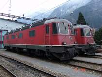 Die Re 6/6 11607  Wattwil  und (hinten) die Re 6/6 11603  W�denswil  am 27.03.04 in Erstfeld