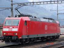 Die Br 185 116-1, auf dem Weg zum Schiebediens, am 27.03.04 in Erstfeld