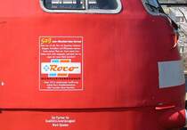 BR 103 233 abgestellt in Karlsruhe Hbf am 28.03.2004. Die Lok tr�gt einen kleinen Sponsor-Hinweis der Firma Roco Modelleisenbahnen. Der Text lautet oben:  Sag zum Abschied leise Servus! Einst war ich der Star auf deutschen Schienen. J�ngere, Schnellere und Effizientere nehmen heute meinen Platz ein. Doch meine Fans haben mich nicht vergessen, und einer hat mir sogar ein neues Kleid spendiert.  Und unterhalb des Firmen-Logos:  Diese 103 in verkehrsroter Ausf�hrung widmet Roco Modelleisenbahnen allen Freunden dieser Baureihe .