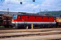 Elektrolokomotive 1044.264-8 vor einem G�terzug im Bahnhof Attnang-Puchheim