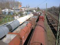 Abgestellte G�terwagen, gesehen am 28.03.2004 in Karlsruhe.