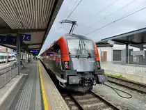 ÖBB 1116 221 mit dem RJX 567 zum Flughafen Wien, am 28.07.2021 in Innsbruck Hbf.