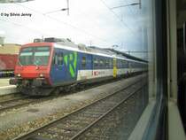 Nachdem im Wiesenthal die Flirt RABe 521 das EZpter �bernommen haben, wurde die RBDe 561 wieder CH-tauglich zur�ck gebaut. Und stehen nun im Mittel- und Glarnerland im Einsatz. RBDe 561 004-3 mit Regio nach Othmarsingen am 7.8.07 in Rotkreuz.